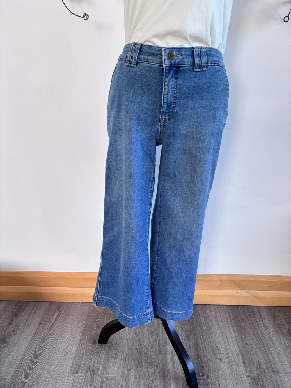 Everyday Pair of Chaps Women’s Light Blue Wide-Leg Mid-Rise Denim Capris Jeans